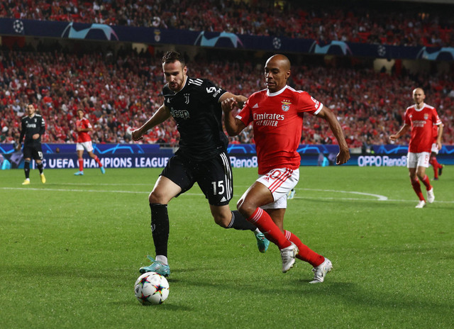 Pemain Benfica Joao Mario berebut bola dengan pemain Juventus pada pertandingan Grup H Liga Champions di Estadio da Luz, Lisbon, Portugal. Foto: Pedro Nunes/REUTERS