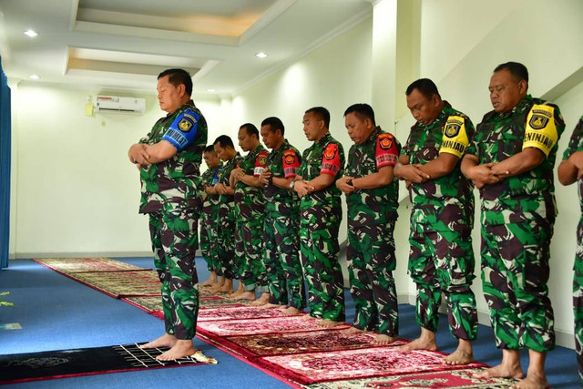 KSAL Laksamana TNI Yudo Margono menjadi imam salat zuhur saat rehat pada Latihan Gladi Posko Armada Jaya (AJ) ke XL 2022 di Komando Pembinaan Doktrin Pendidikan dan Latihan Angkatan Laut (Kodiklatal) Surabaya. Selasa (25/10).  Foto: Dinas Penerangan Angkatan Laut