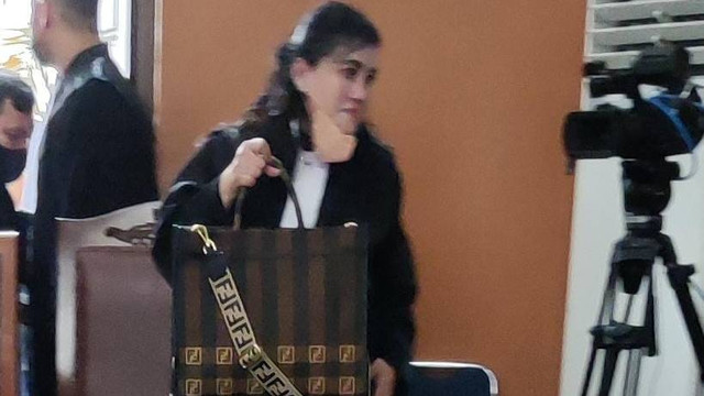 Jaksa kasus Putri Candrawathi membawa tas mewah. Foto: Dok. Istimewa
