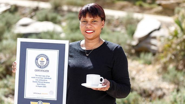 Perempuan asal Afrika Selatan pecahkan rekor dunia menyeduh 249 cangkir teh. Foto: Guinness World Records