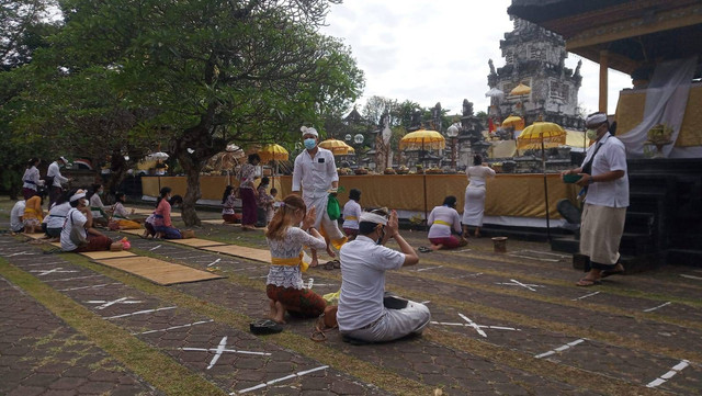 Persembahyangan saat hari Pagerwesi di Bali