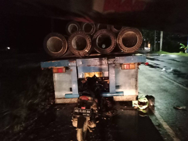 Sepeda motor yang tabrak truk tronton dari belakang di Kulon Progo. Foto: istimewa