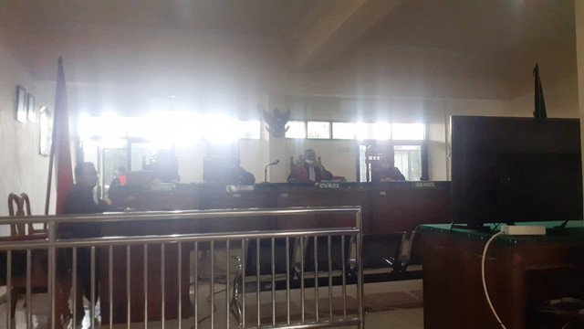 Suasana sidang vonis pembunuhan bidan Sweetha Kusuma Gatra Subardiya (32) dan anaknya Muhammad Faeyza Alfarisqi (4) dengan terdakwa Dony Christiawan Eko di PN Semarang. Foto: Intan Alliva Khansa/kumparan