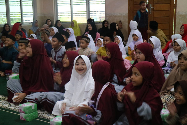 Ket: Peringati Hari Santri, Dompet Dhuafa Lampung Hadirkan Safari Dongeng Inspiratif di TP Al Hidayah Hajimena (Dokumentasi DD Lampung/Latifah Lustikasari)