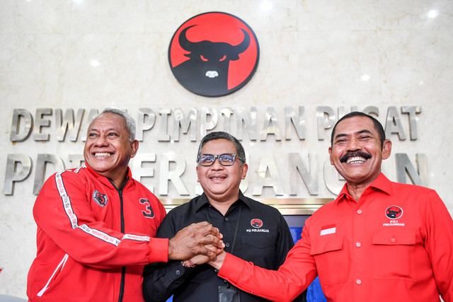 Sekjen PDI Perjuangan Hasto Kristiyanto (tengah) berjabat tangan dengan Ketua DPP bidang Kehormatan Komarudin Watubun (kiri) dan Ketua DPC PDIP Kota Solo FX Hadi Rudyanto (kanan) di Kantor DPP PDI Perjuangan, Jakarta, Rabu (26/10/2022). Foto: M Risyal Hidayat/ANTARA FOTO