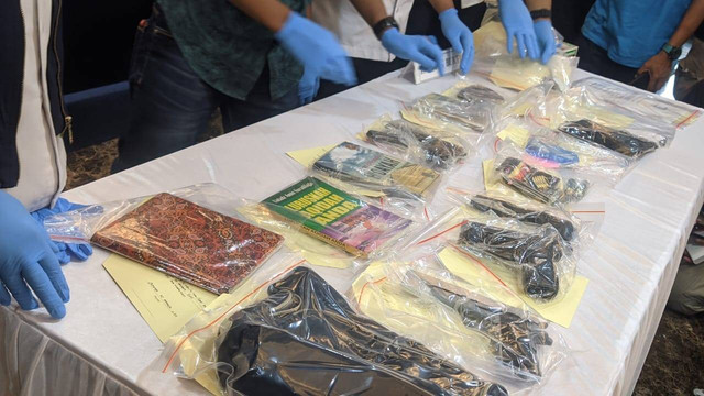 Barang bukti kasus Siti Elina, wanita bersenpi yang terobos Istana Merdeka. Foto: Jonathan Devin/kumparan