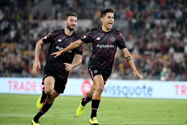 Selebrasi pemain AS Roma Paulo Dybala usai ,mencetak gol ke gawang HJK Helsinki pada pertandingan Grup C Liga Europa di Stadon Olimpico, Roma, Italia. Foto: Alberto Lingria/REUTERS