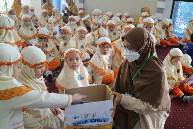 Ket: 200 Siswa TK Sekolah Islam Az Zahra Belajar Berbagi Melalui Safari Dongeng Inspiratif Dompet Dhuafa Lampung (Dokumentasi DD Lampung/Latifah Lustikasari)