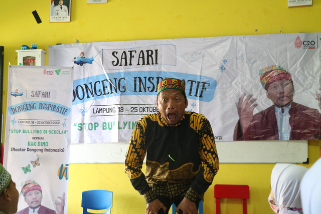 Ket: Hari terakhir Safari Dongeng Inspiratif Dompet Dhuafa Lampung bersama Master Dongeng Indonesia, Kak Bimo berkesempatan untuk hadir di antara 75 siswa-siswi TK Al Azhar 2 Bandar Lampung (Dokumentasi DD Lampung/Latifah Lustikasari)