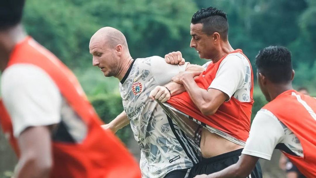 Michael Krmencik dalam sesi latihan Persija Jakarta.
 Foto: Instagram/@persija