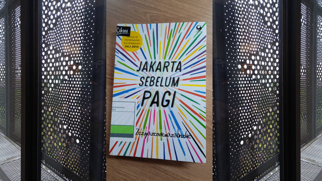 Potret novel Jakarta Sebelum Pagi, diambil melalui ponsel pribadi penulis.