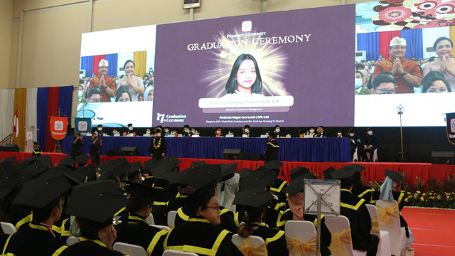 Suasana wisuda Ke-17 President University di Cikarang, Minggu (23/10/2022). (Foto: Mohammad Shihab)