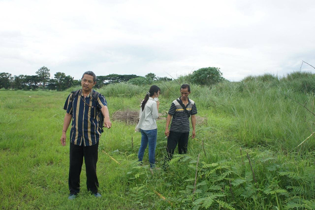 Keluarga Paulus Iwan Boedi PNS Bapenda Semarang didampingi kuasa hukum saat kembali mendatangi lokasi penemuan mayat Iwan di Marina Semarang. Foto: Dok. Istimewa