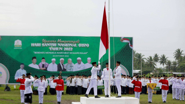 Pengibaran bendera Merah Putih dalam peringatan Hari Santri Nasional di Aceh. Foto: Suparta/acehkini