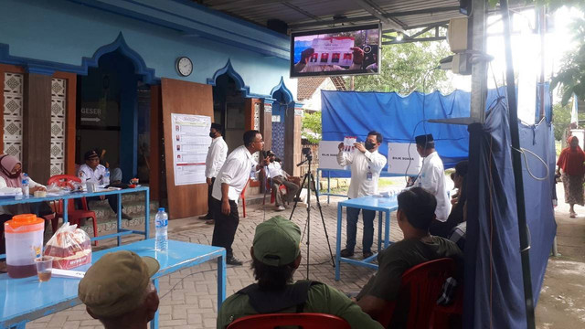 Ilustrasi: suasana penghitungan suara Pilkades Serentak Tahun 2022, di salah satu TPS di Desa Sumuragung, Kecamatan Sumberrejo, Kabupaten Bojonegoro. Rabu (26/10/2022) (Foto: Imam BeritaBojonegoro)