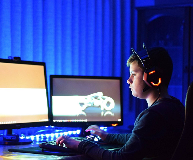 Ilustrasi anak bermain video game. Sumber gambar : pixabay