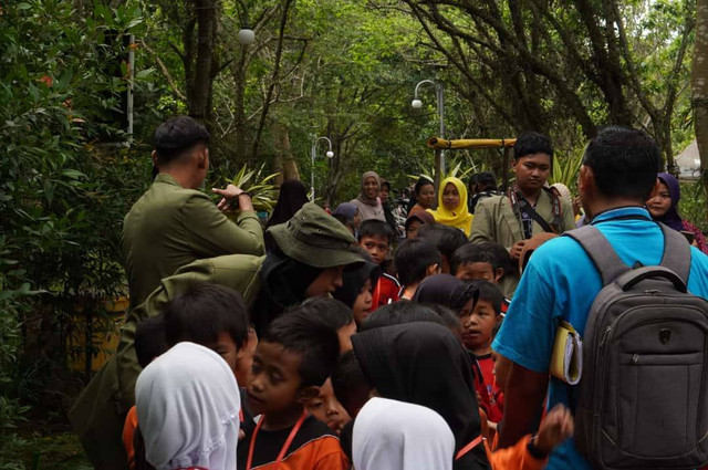Mahasiswa UPNV JATIM sedang mendampingi siswa SD (dokumentasi Pribadi)