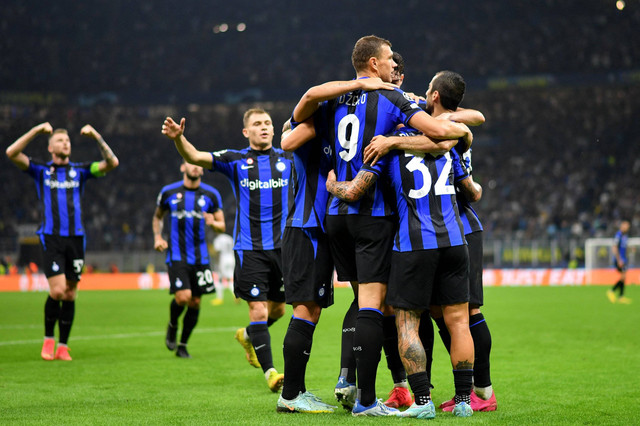 Selebrasi pemain Inter Milan usai mencetak gol ke gawang Viktoria Plzen pada pertandingan Grup C Liga Champions di San Siro, Milan, Italia.  Foto: Daniele Mascolo/REUTERS