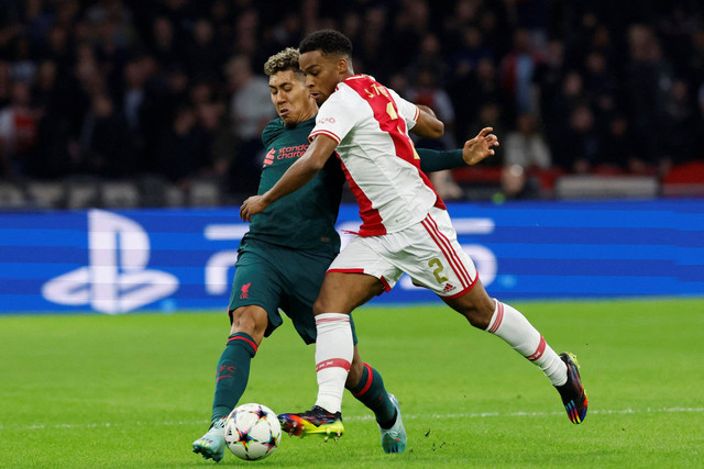 Pemain Liverpool Roberto Firmino berebut bola dengan pemain Ajax Amsterdam pada pertandingan Grup A Liga Champions di Johan Cruijff Arena, Amsterdam, Belanda. Foto: Piroschka Van De Wouw/REUTERS