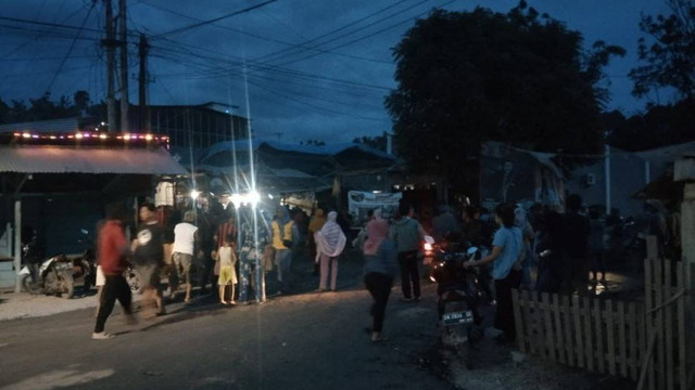 Suasana warga di Kawasan Tambang Emas Poboya, Palu, Rabu (26/10) malam. Foto: Tim PaluPoso