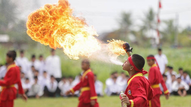Santri Al Manar Aceh Besar unjuk kebolehan saat peringatan Hari Santri 2022 di Aceh. Foto: Suparta/acehkini 
