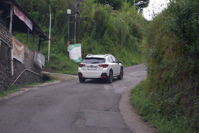 Mobil Subaru XV menanjak menuju Cikole, Bandung. Foto: Aditya Pratama Niagara/kumparan