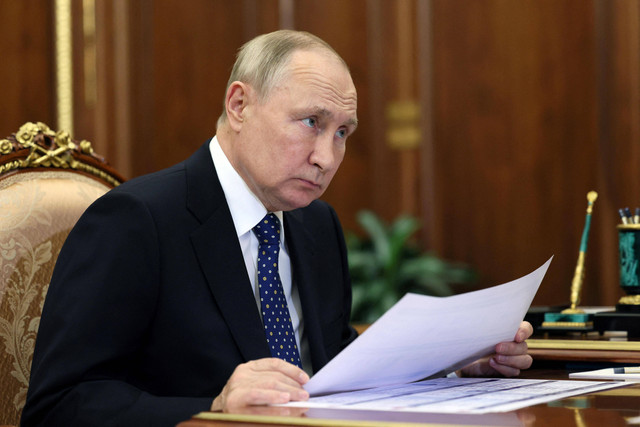 Presiden Rusia Vladimir Putin memimpin rapat dewan koordinasi untuk memastikan kebutuhan Angkatan Bersenjata Rusia, melalui tautan video di Moskow, Rusia 25 Oktober 2022.  Foto: Sputnik/Alexei Babushkin/Kremlin melalui REUTERS