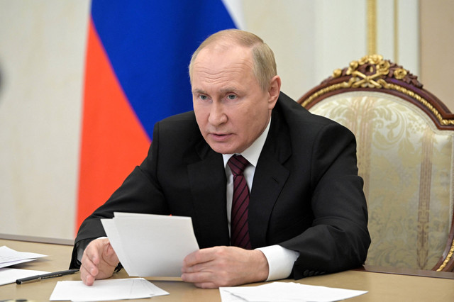 Presiden Rusia Vladimir Putin memimpin rapat dewan koordinasi untuk memastikan kebutuhan Angkatan Bersenjata Rusia, melalui tautan video di Moskow, Rusia 25 Oktober 2022.  Foto: Sputnik/Alexei Babushkin/Kremlin melalui REUTERS