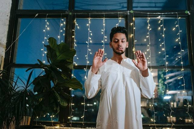 Ilustrasi seorang laki-laki melaksanakan shalat diawali dengan gerakan takbiratul ihram. Foto: pexels.com/michael-burrows/