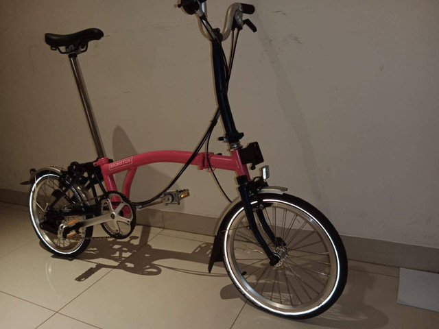 Sepeda Brompton hasil rampasan kasus korupsi yang akan dilelang KPK. Foto: KPK