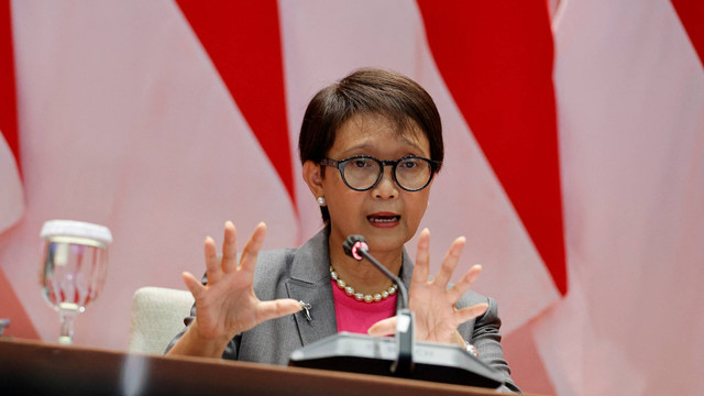 Menteri Luar Negeri Indonesia Retno Marsudi saat memberikan sambutannya saat konferensi pers di Jakarta, Kamis (27/10/2022). Foto: Willy Kurniawan/REUTERS