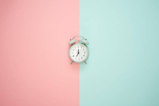 Ilustrasi perbedaan waktu indonesia dan inggris. Sumber foto : www.pexels.com