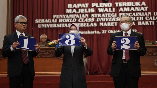 Tiga kandidat calon rektor UNS membawa nomer undian. FOTO: Agung Santoso