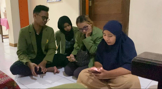 Pendampingan pembuatan akun E-Commerce bersama Bu Nina "Fajar Catering" (Sumber : Dokumen Pribadi)