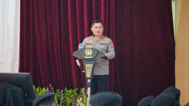 Kapolda Metro Jaya Irjen Pol Fadil Imran saat memberikan arahan kepada Personel Dit Samapta Jajaran Polda Metro Jaya. Kamis (27/10/2022). Foto: Dok. Istimewa