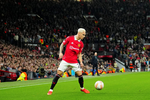 Pemain Manchester United aAntony saat melawan Sheriff Tiraspol pada pertandingan lanjutan Grup E Liga Europa di Old Trafford, Manchester, Inggris.
 Foto: Jon Super/AP PHOTO