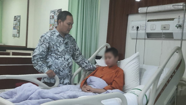Ceceng menemani keponakannya RN, 18 tahun, di RSPAD Gatot Subroto, Jakarta. RN diduga mengalami penyiksaan dan pelecehan seksual selama bekerja sebagai PRT.
