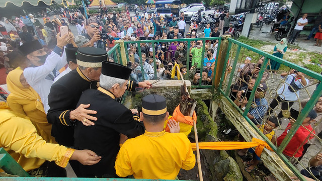 Kerabat Kesultanan Kutaringin Ama Pangeran Muasjidinsyah dan Pangeran Arsyadinsyah melakukan prosesi adat di lokasi Tiang Sangga Buana. Tiang ini merupakan tonggak awal berdirinya kota Pangkalan Bun. Foto: Lukman Hakim/InfoPBUN