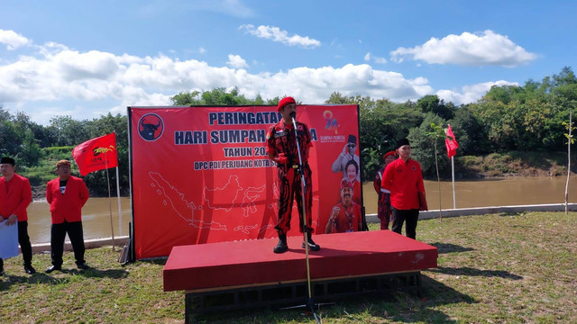 Kader PDIP Solo dan FX Rudy peringati Sumpah Pemuda sambil bentangkan poster Ultah Ganjar. Foto: Dok. Istimewa