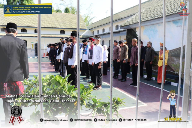 Petugas dan WBP Rutan Kraksaan ikuti Upacara dalam rangka memperingati hari Sumpah Pemuda ke- 94 Tahun 2022. (Humas Rutan Kraksaan)