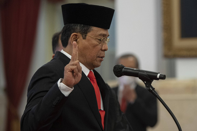 Johanis Tanak mengucapkan sumpah jabatan saat dilantik menjadi Wakil Ketua Komisi Pemberantasan Korupsi (KPK) di Istana Negara, Jakarta, Jumat (28/10/2022). Foto: Sigid Kurniawan/Antara Foto