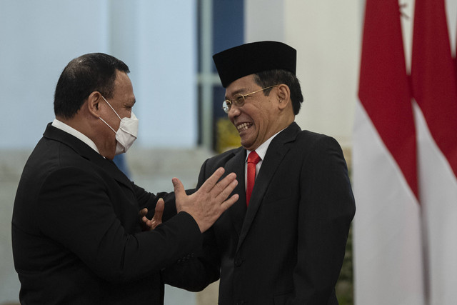 Ketua Komisi Pemberantasan Korupsi (KPK) Firli Bahuri (kiri) memberikan ucapan selamat kepada Johanis Tanak yang baru dilantik sebagai Wakil Ketua KPK di Istana Negara, Jakarta, Jumat (28/10/2022).  Foto: Sigid Kurniawan/Antara Foto