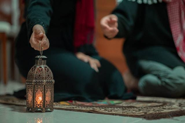 Ilustrasi melantunkan sholawat shollu ala nurilladzi arojassama. Foto: pexels.com/hebertsantos/