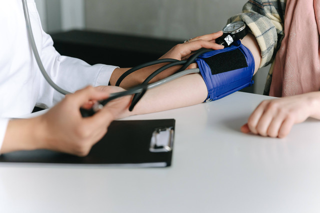 Tensi darah rendah biasanya ditunjukkan dengan angka 90/60 mmHg. Foto: Pexels.com
