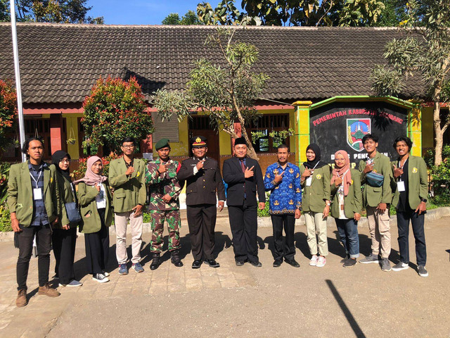 Foto bersama Camat Wonosalam. (Dokumentasi Pribadi, 2022)