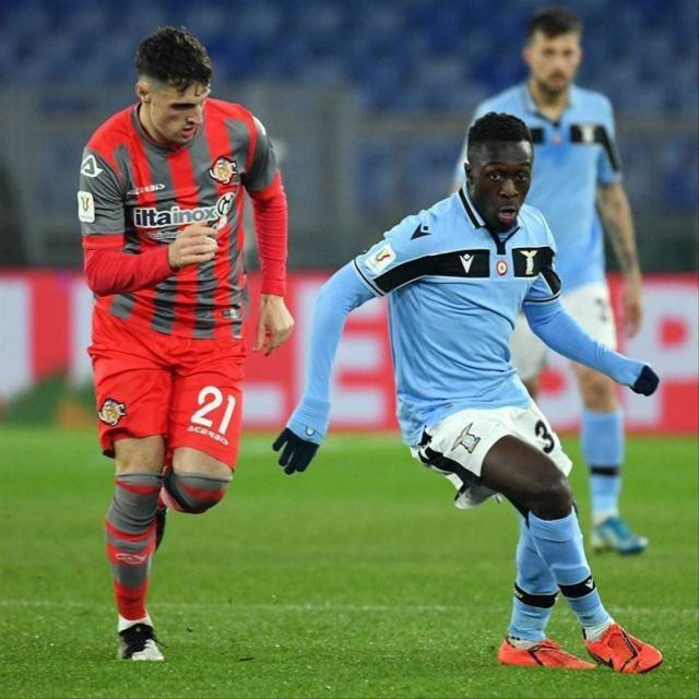 Aksi Bobby Adekanye (kanan) saat Lazio berhadapan dengan Cremonese di Coppa Italia. Foto: Instagram @official_sslazio