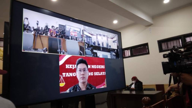 Indra Kenz atau Indra Kesuma menjalani sidang putusan di Pengadilan Negeri Tangerang, Kota Tangerang, Jumat, (28/10).   Foto: Dok. kumpar