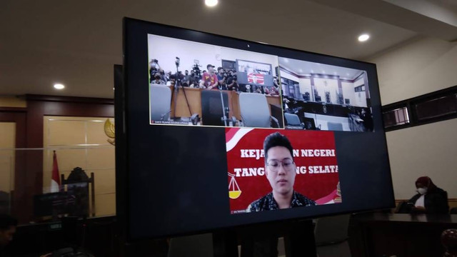 Indra Kenz atau Indra Kesuma menjalani sidang putusan di Pengadilan Negeri Tangerang, Kota Tangerang, Jumat, (28/10).   Foto: Dok. kumpar