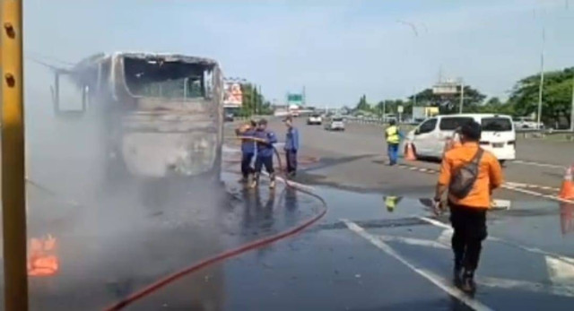 Minibus PO. AIA terbakar di pintu masuk Tol Menanggal  Foto: Dok. Istimewa