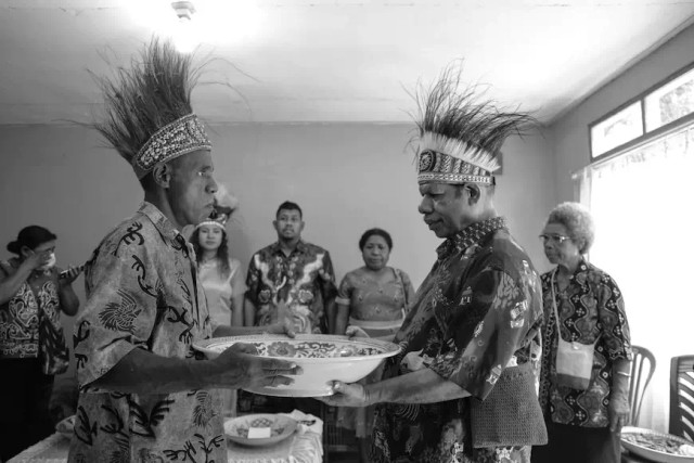 https://unsplash.com/@assomyron - deskripsikan mengenai pluralisme suku bangsa indonesia